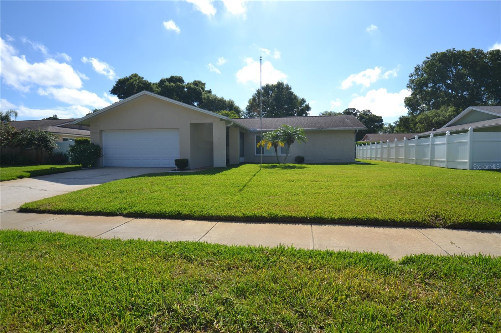 2357 WHITE OAK CIR